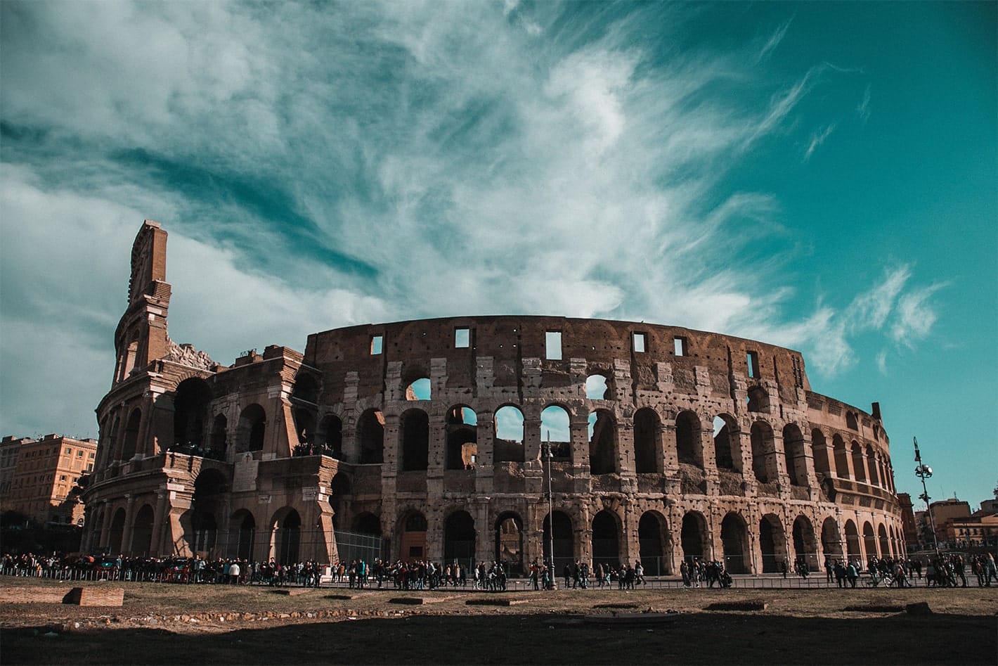 Viajar pela europa e conhecer o Coliseu em Roma.